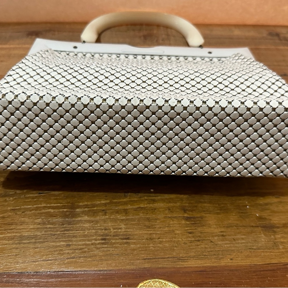 Vintage Whiting and Davis 1960 White Handbag Mesh Circles Resin Handle - Picture 10 of 11